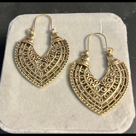 🌸Boho Chic Shiny Gold Earrings w/ Brighter Gold Outline 🌸 - Picture 6 of 7